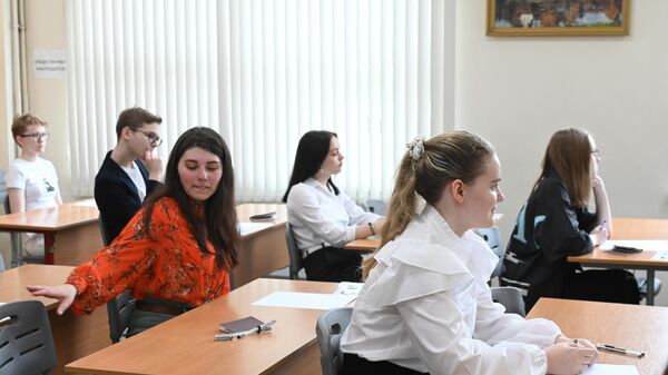 Школьнікі перад пачаткам экзамену - Sputnik Беларусь