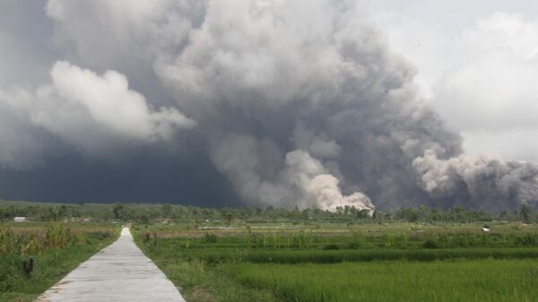 Извержение вулкана Семеру произошло на острове Ява в Индонезии - Sputnik Беларусь