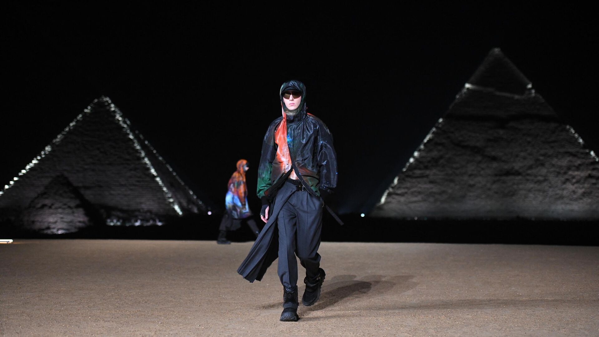 Французский модный дом Christian Dior провел первый в Египте показ у подножия Великих пирамид Гизы.  - Sputnik Беларусь, 1920, 04.12.2022