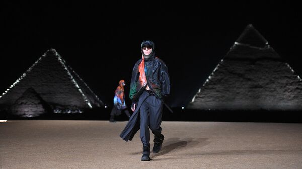 Французский модный дом Christian Dior провел первый в Египте показ у подножия Великих пирамид Гизы.  - Sputnik Беларусь