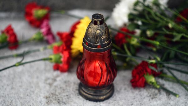 Цветы и лампада у памятника, архивное фото - Sputnik Беларусь