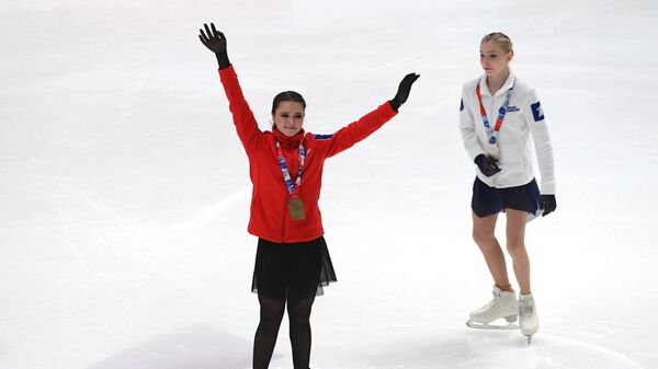 Слева: Камила Валиева, завоевавшая золотую медаль, Софья Муравьева, завоевавшая серебряную медаль в личном прыжковом турнире чемпионата России по фигурному катанию - Sputnik Беларусь