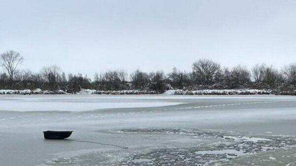 Трое рыбаков провалились под лед в Молодечненском районе - Sputnik Беларусь