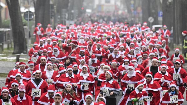 Жители немецкого Михендорфа в костюмах Санта-Клауса приняли участие в ежегодном рождественском забеге. - Sputnik Беларусь