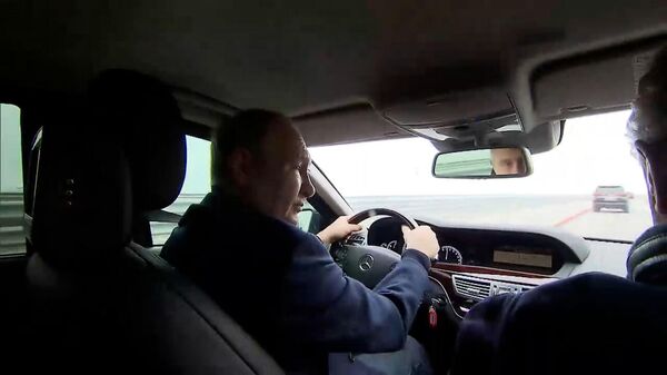 Путин проехал за рулем по отремонтированной полосе Крымского моста - Sputnik Беларусь