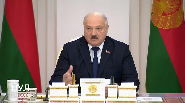 Сами не накопят: Лукашенко поручил помочь военным с жильем ― видео - Sputnik Беларусь