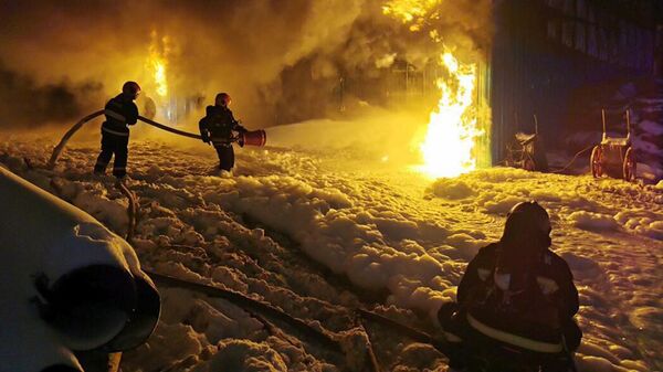 Работа МЧС при тушении пожара, архивное фото - Sputnik Беларусь