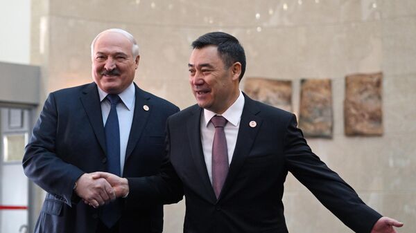 Пешком пришел: Лукашенко пожаловался на Mercedes на саммите ЕАЭС ― видео - Sputnik Беларусь