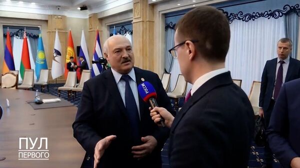 Лукашенко назвал Меркель мелкой и посоветовал ей сидеть и не вылезать - Sputnik Беларусь