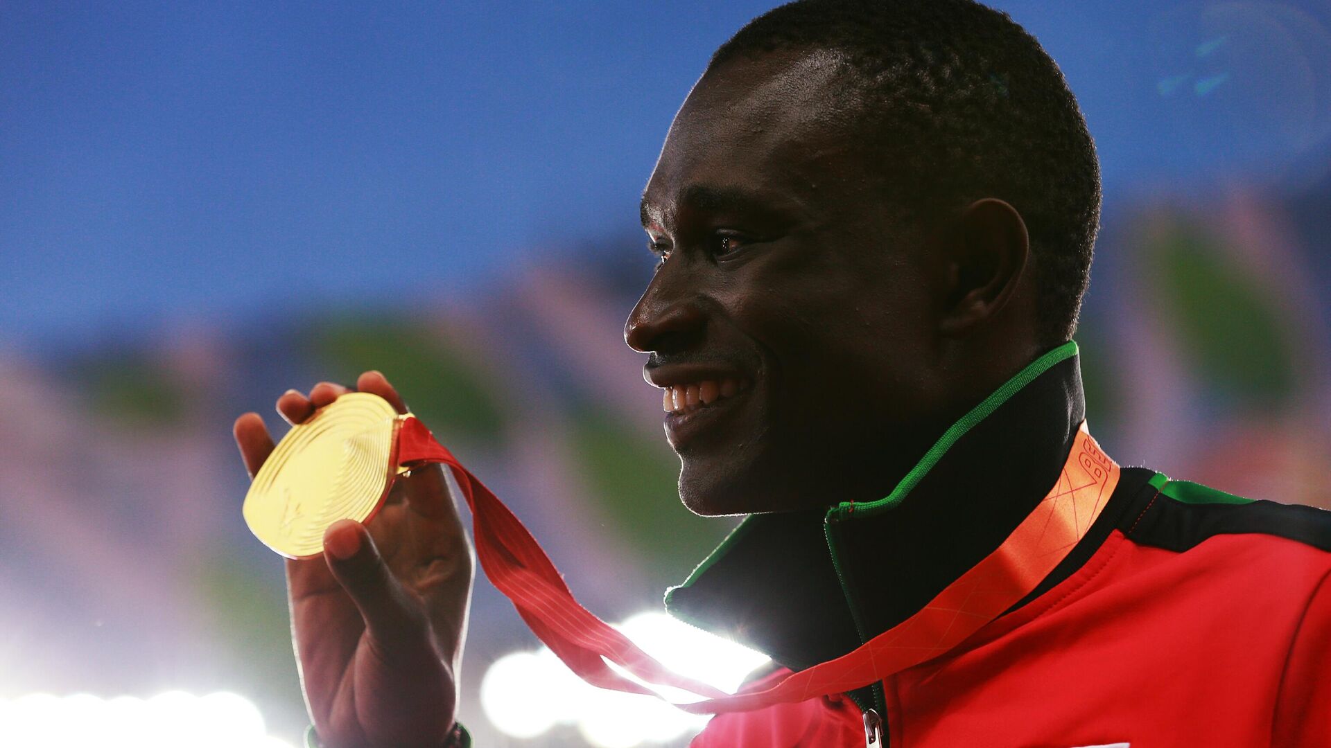 Дэвид Рудиша (Кения), завоевавший золотую медаль в забеге на 800 метров среди мужчин на чемпионате мира 2015 по легкой атлетике в Пекине. - Sputnik Беларусь, 1920, 12.12.2022