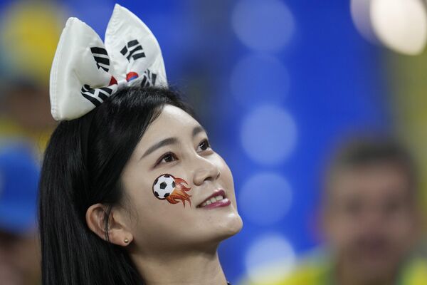 Кореянка болеет во время матча своей команды с Бразилией - Sputnik Беларусь