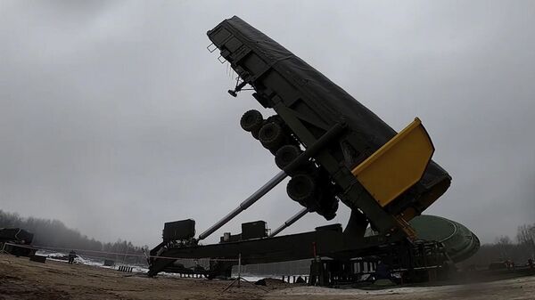 Ярс на боевом посту: военные показали загрузку ракеты в шахту ― видео - Sputnik Беларусь