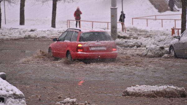 Две беды сразу: снегопад и потоп на одной из улиц Минска ― видео - Sputnik Беларусь