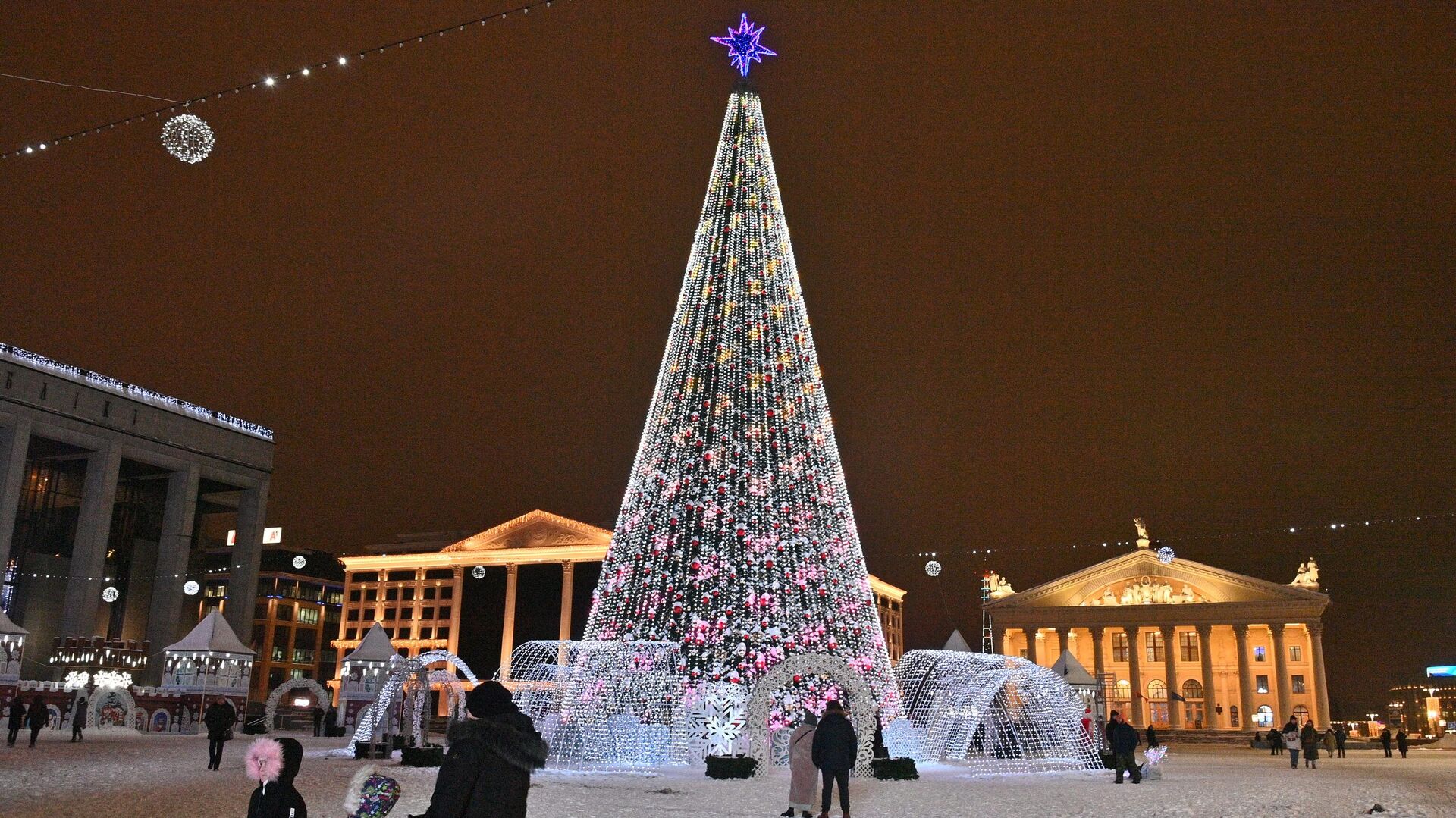 Новогодняя иллюминация в Минске 15 декабря 2022 года - Sputnik Беларусь, 1920, 27.12.2022