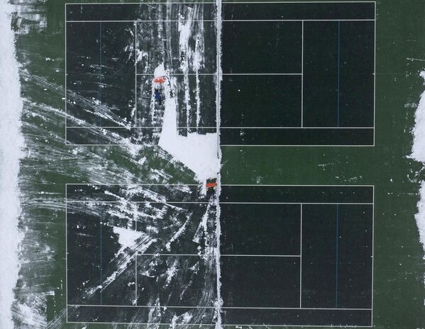 Уборка снега с теннисного корта в Бренчли, юго-восточная Англия - Sputnik Беларусь