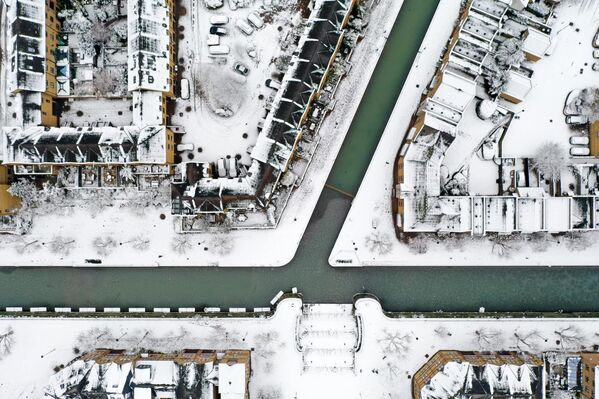 Крыши домов, покрытые снегом, вокруг канала в Уоппинге, восточный Лондон - Sputnik Беларусь