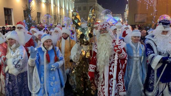 Дед Мороз на поезде и спорткаре: новогодний парад прошел в Гродно – видео - Sputnik Беларусь