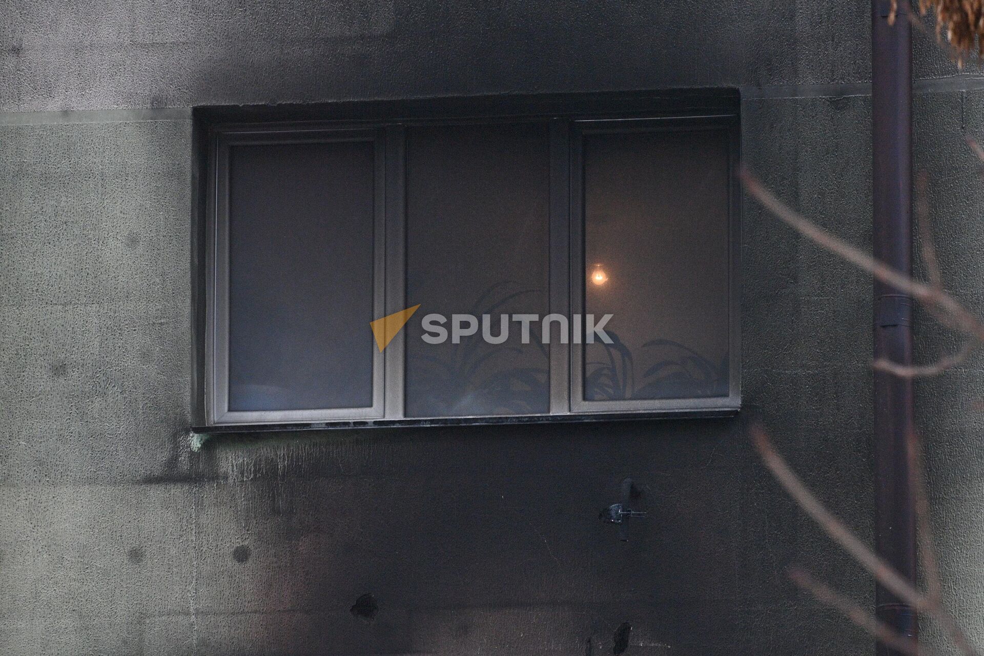 Закопченное окно на верхнем этаже - Sputnik Беларусь, 1920, 17.12.2022