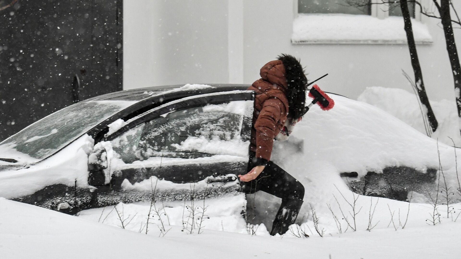 Женщина чистит от снега автомобиль - Sputnik Беларусь, 1920, 07.01.2023