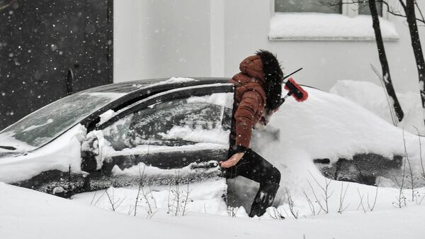 Женщина чистит от снега автомобиль - Sputnik Беларусь