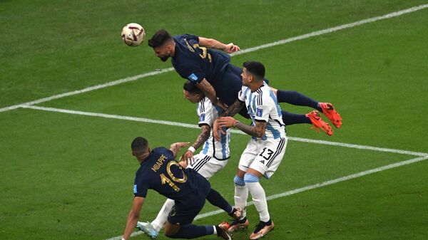 Игровой момент в финальном матче чемпионата мира по футболу между сборными Аргентины и Франции - Sputnik Беларусь