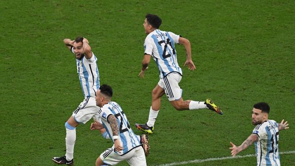 Игроки сборной Аргентины радуются победе в чемпионате мира по футболу - Sputnik Беларусь