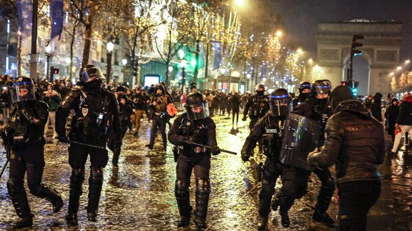 Французские полицейские на Елисейских полях после финала ЧМ по футболу - Sputnik Беларусь