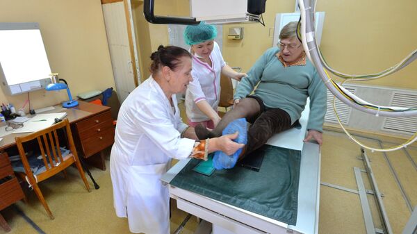 Врач-травматолог с пациентом в рентгеновском кабинете в травмпункте - Sputnik Беларусь