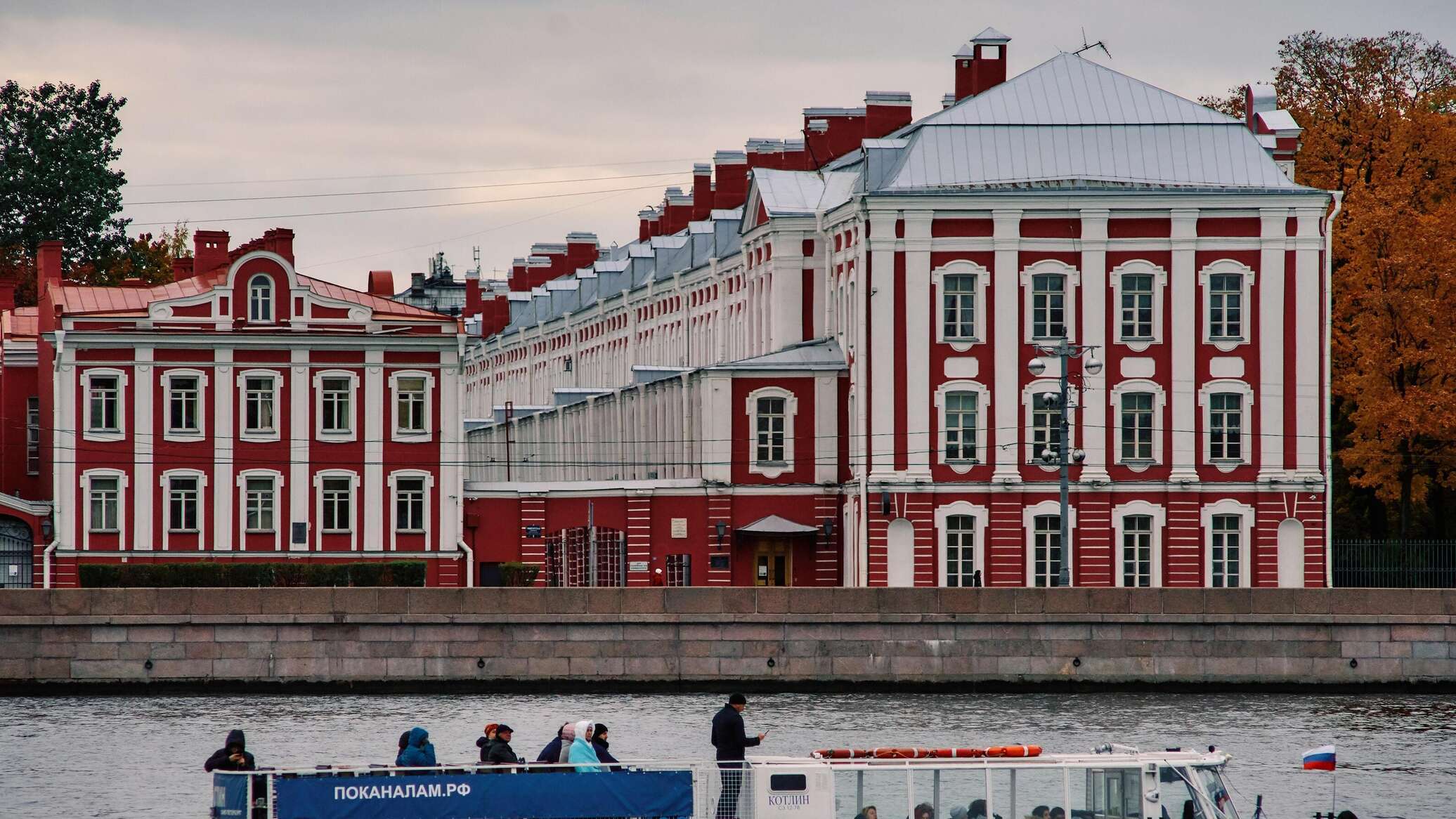 Петербургский университет сайт. Васильевский остров университет. Здание университета МВД В СПБ Васильевский остров. Санкт-Петербургский государственный университет розовый. Комплекс зданий 2-го медицинского института, библиотека.