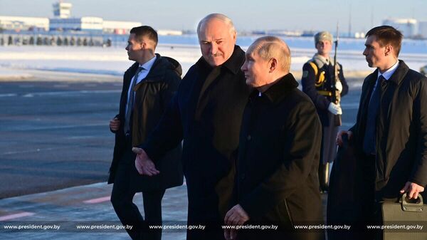 Президент РФ Владимир Путин и президент Беларуси Александр Лукашенко (слева) во время встречи в аэропорту Минска - Sputnik Беларусь