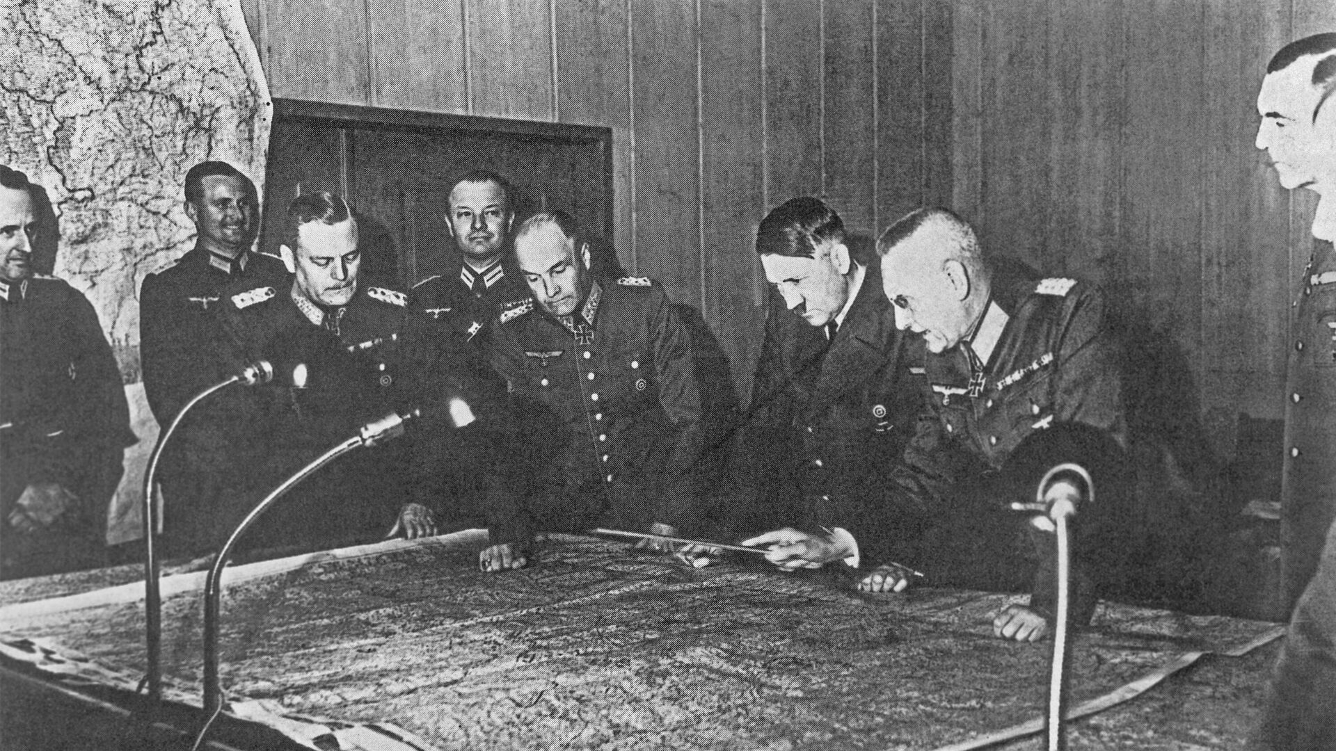 Адольф Гитлер на совещании генерального штаба в 1940 году. Архивное фото - Sputnik Беларусь, 1920, 20.12.2022
