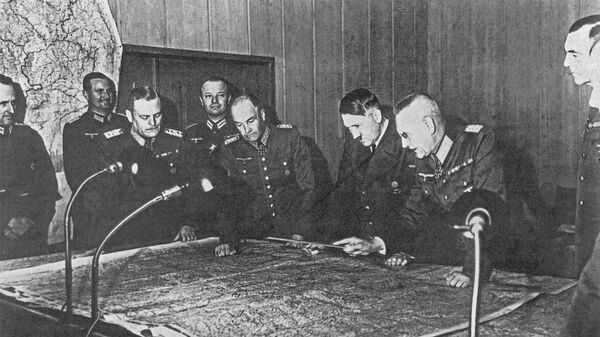 Адольф Гитлер на совещании генерального штаба в 1940 году. Архивное фото - Sputnik Беларусь