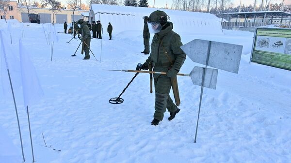 В снегу и на морозе: белорусские саперы обезвреживают взрывчатку ― видео - Sputnik Беларусь