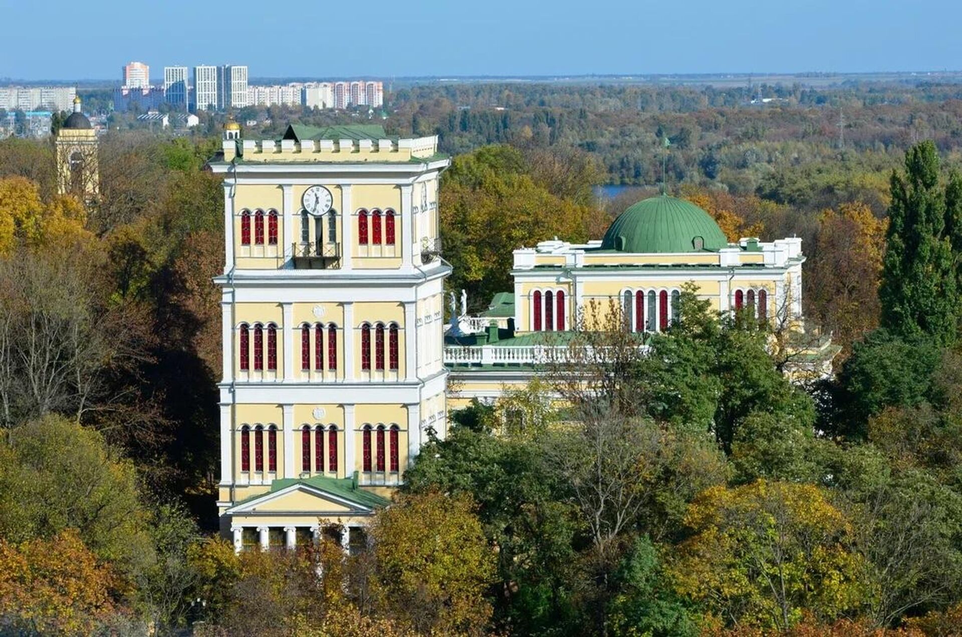 Высота обзорной башни 40 метров, отсюда открывается красивый панорамный вид на набережную и дворцово-парковый ансамбль - Sputnik Беларусь, 1920, 20.12.2022