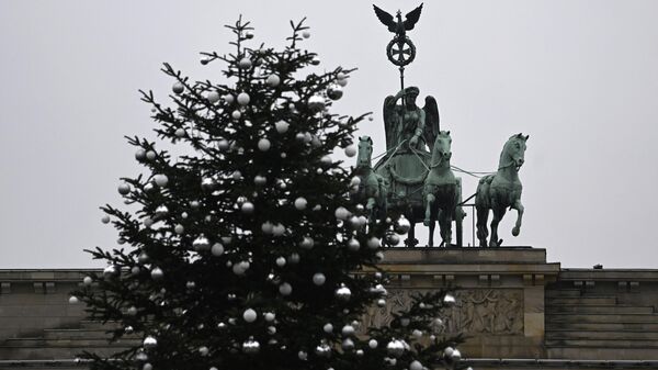 Экоактивисты отпилили верхушку главной рождественской ели в Берлине - Sputnik Беларусь