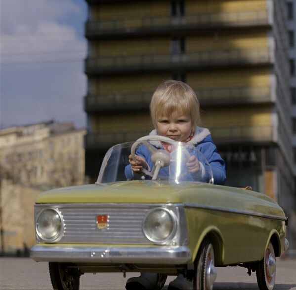 Счастливый ребенок и детский автомобиль на Калининском проспекте. - Sputnik Беларусь