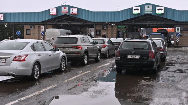 Очереди легковых автомобилей в пункте пропуска Берестовица - Sputnik Беларусь