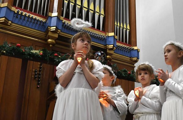 Дети в костюмах ангелов на праздновании католического Рождества в католической церкви пресвятой Богородицы во Владивостоке - Sputnik Беларусь