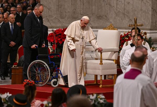 Папа Франциск (в центре) на рождественской мессе в базилике Святого Петра в Ватикане. - Sputnik Беларусь
