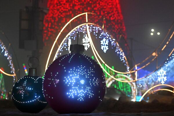Елочные шары выкатились из коробки с игрушками на центральную площадь - Sputnik Беларусь