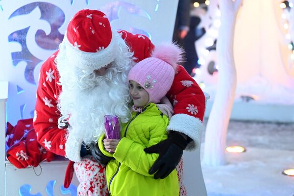 У главной елки работает резиденция Деда Мороза. За рассказанный стишок дети получают подарок и фото на память - Sputnik Беларусь