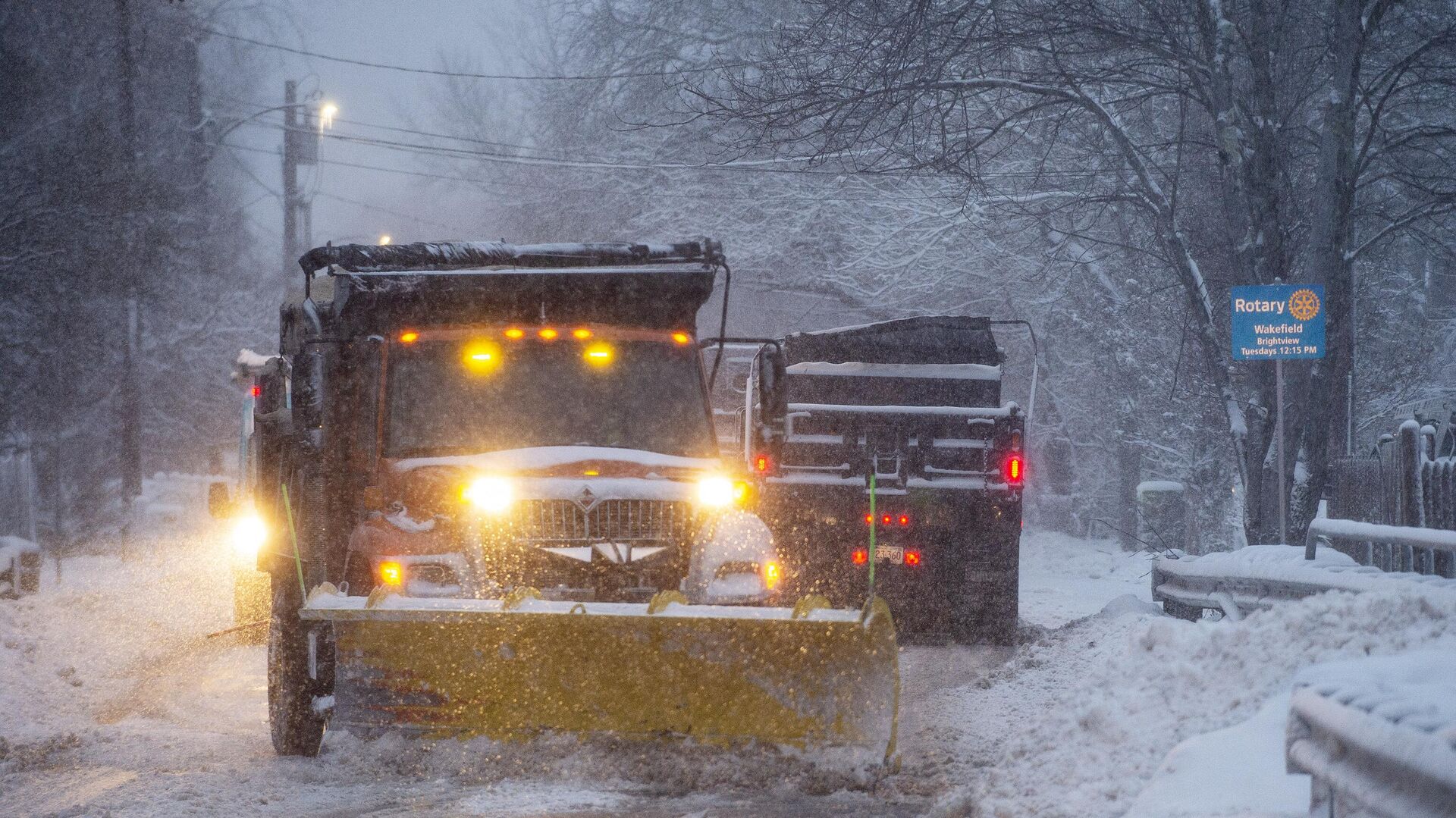 Колонна снегоочистителей расчищает дороги ранним утром во время зимнего шторма в США - Sputnik Беларусь, 1920, 26.12.2022