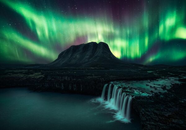 Эта фотография тоже снята в Исландии. Яннес Краузе назвал ее &quot;Свет над Керлаугаром&quot;. - Sputnik Беларусь