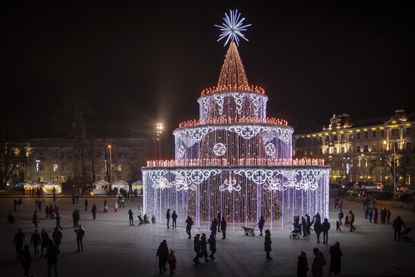 Рождественская елка на Соборной площади в Вильнюсе. - Sputnik Беларусь