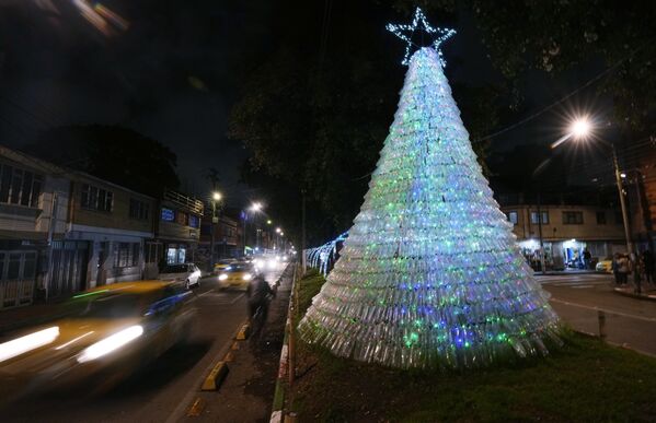 Рождественская елка из переработанных материалов украшает улицу в Боготе, Колумбия. - Sputnik Беларусь