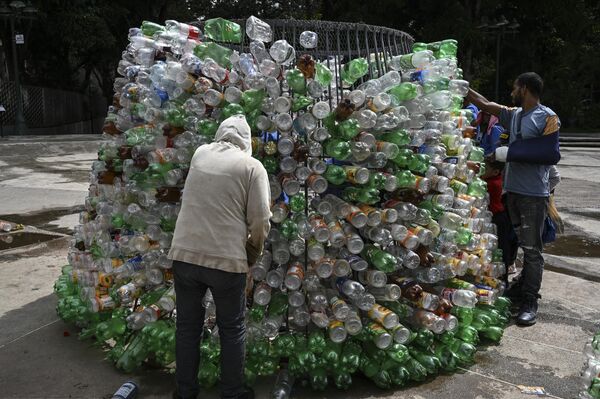Рождественскую елку в Каракасе собирали из пластиковых бутылок – их потребовалось около 15 тысяч.  - Sputnik Беларусь