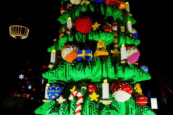 В парке развлечений Legoland в Биллунде, Дания, установили елку из кирпичиков Lego. - Sputnik Беларусь