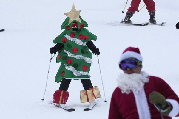 Лыжник, одетый как рождественская елка, на горнолыжном курорте Сандей-Ривер. - Sputnik Беларусь