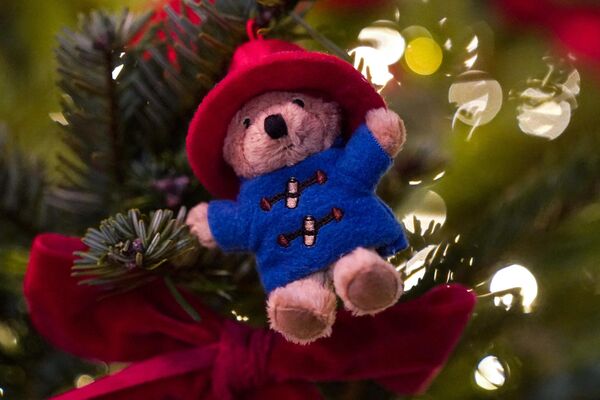 Медвежонок Паддингтон на рождественской елке в Вестминстерском аббатстве в Лондоне - Sputnik Беларусь