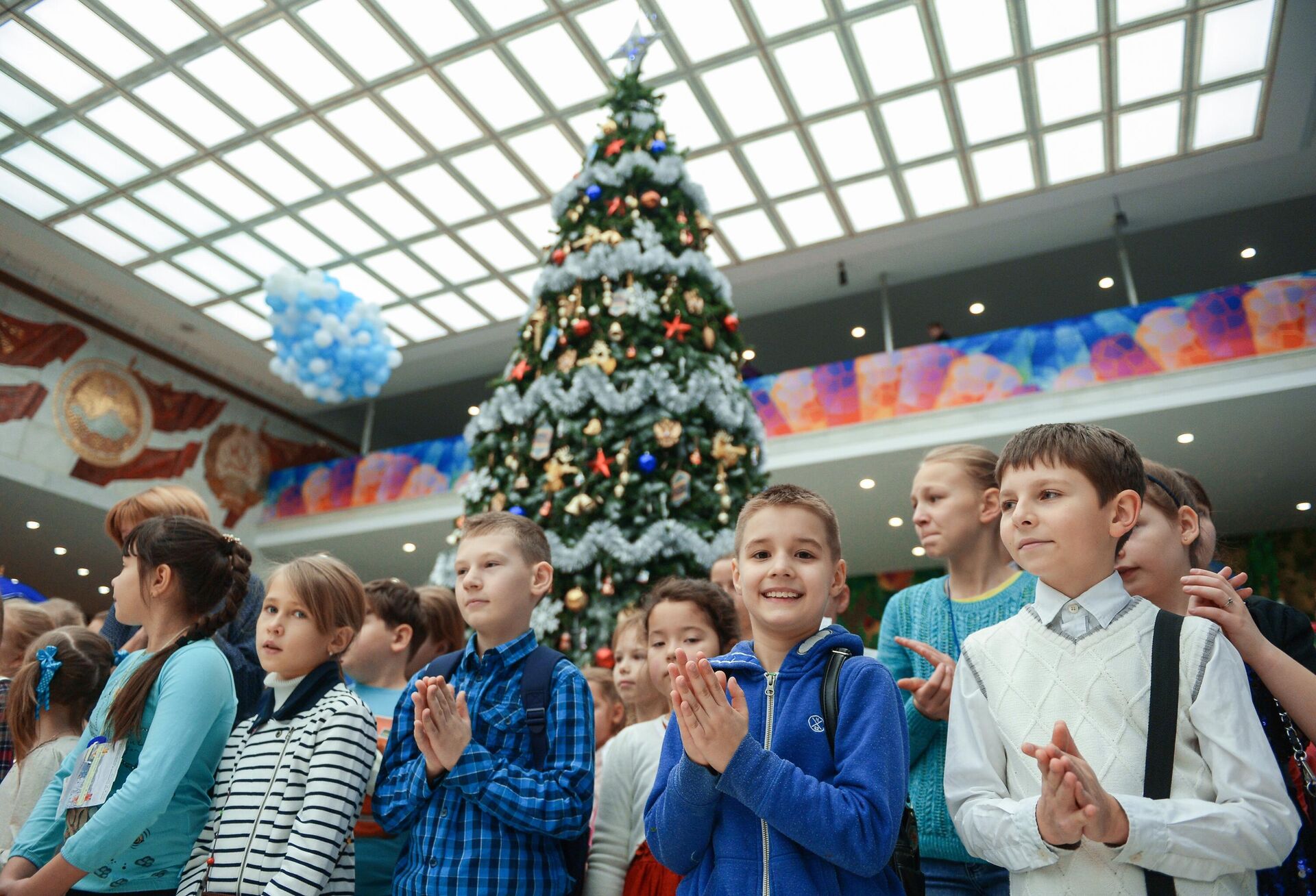 Дети во время новогоднего представления в Государственном Кремлевском дворце - Sputnik Беларусь, 1920, 29.12.2022